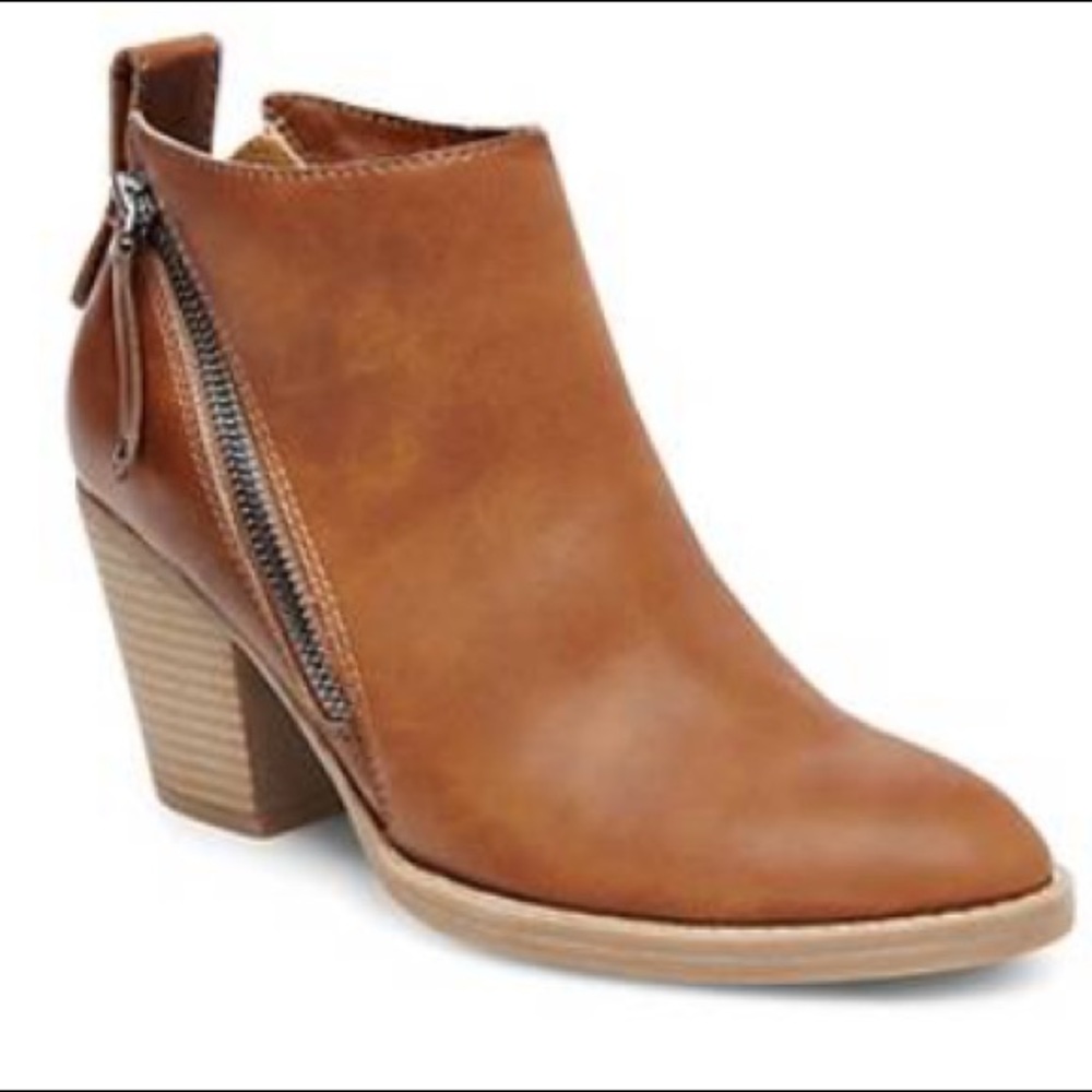 NIB. Dolce Vita “Jamison” ankle booties